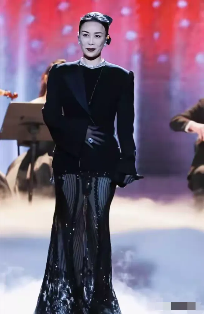 那英亮相北影节献唱,脚踩恨天高涂黑唇,越来越像宁静了