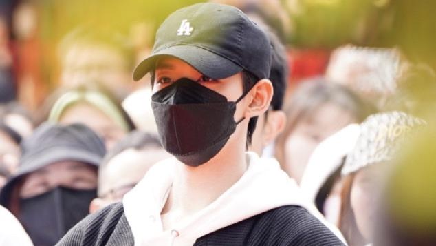 邓为现身《风月不相关》开机现场，女主未现身被痛批“不敬业”