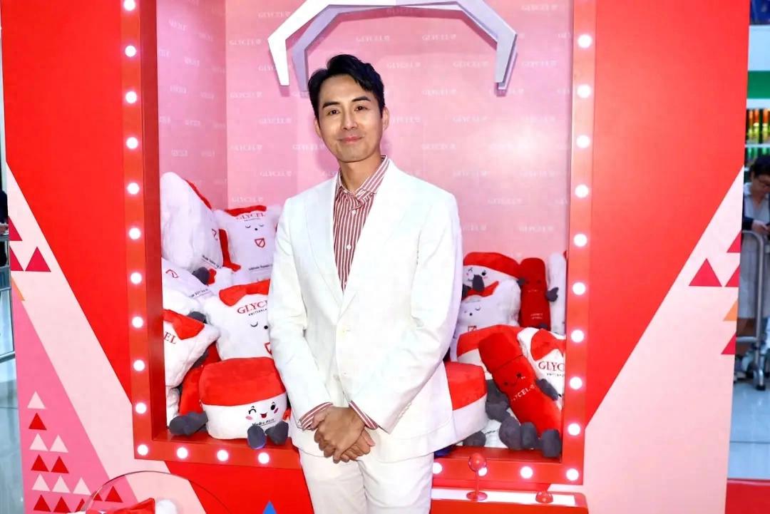 41岁男星自曝患严重偏头痛驾车险出意外，与太太正在积极造人