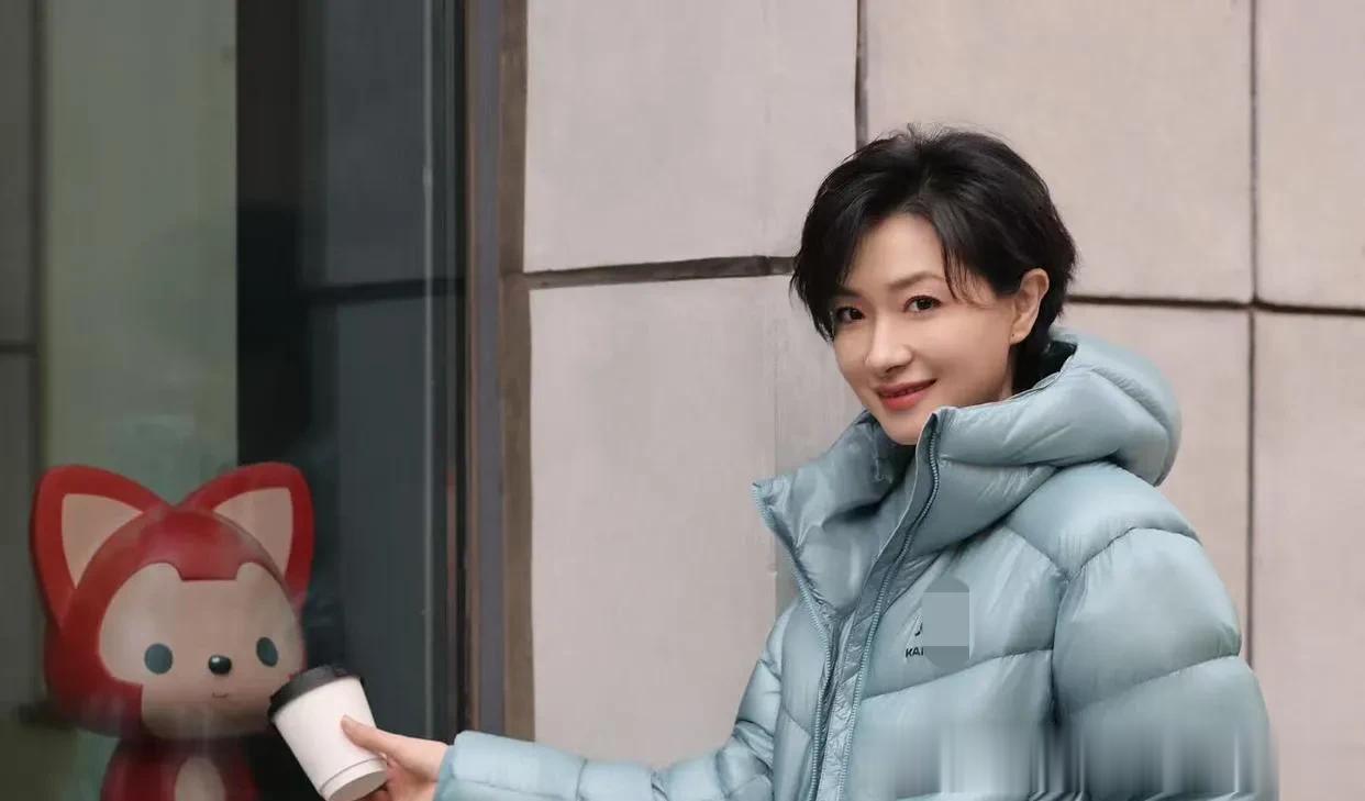 万茜剪了短发真时髦！连帽羽绒服+牛仔裤+小白鞋，休闲又减龄！