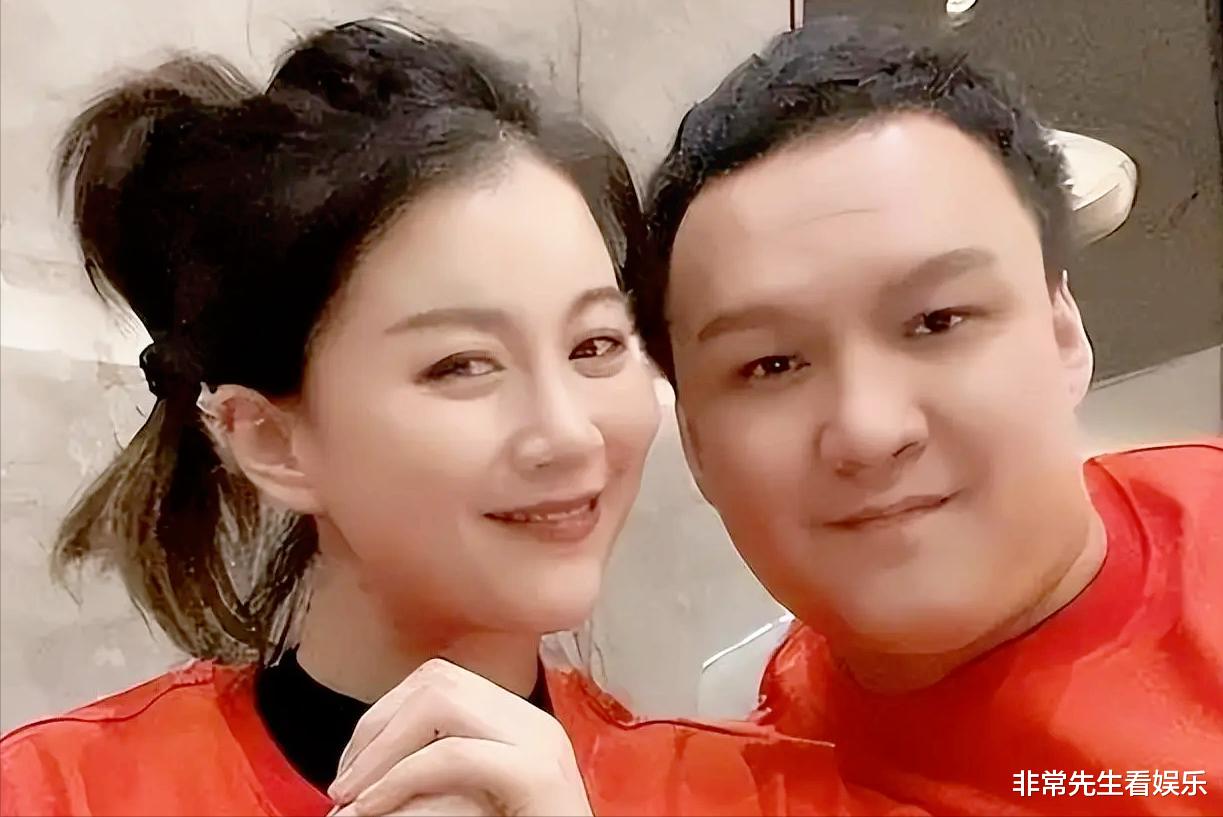 李嘉格终于谈帅哥了,身材好会做菜,网友一片祝福,难怪车澈破防