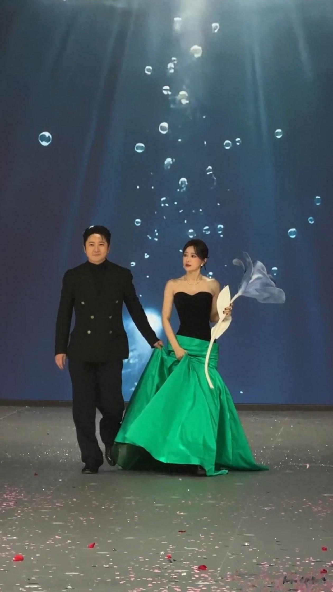 46岁秦岚穿黑绿拼接抹胸裙亮相活动，尽显直角肩，嫩得像28岁