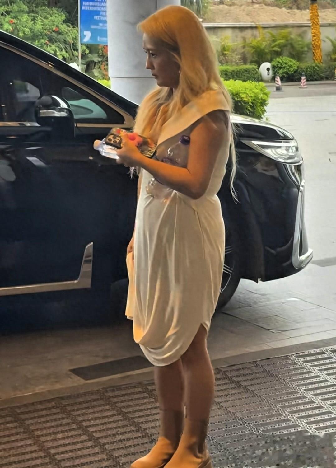 39岁何洁现身活动，一头金发很显黑，小腿粗壮，网友：感觉好邋遢