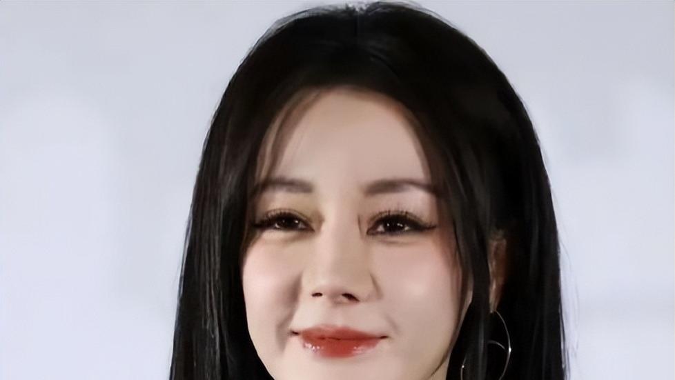 路人的镜头好真实啊，33岁迪丽热巴最新状态：面相变了跟换了魂一样