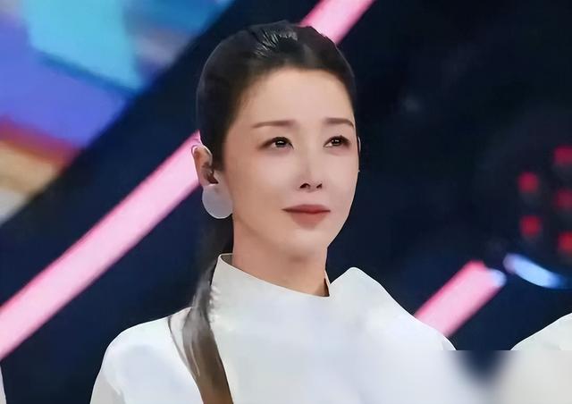 52岁孙悦美到认不出！穿白裙少女感满满，满脸胶原蛋白看着像25岁