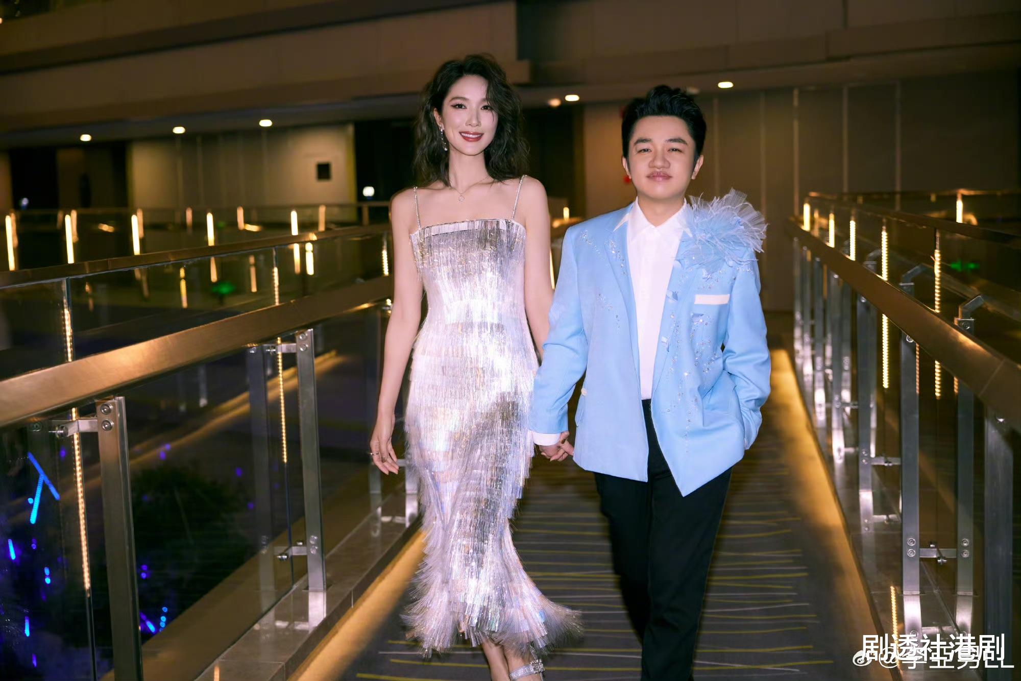 知名港星疑与高挑女子亲密拥抱,将头埋于对方胸口,举动引发误会