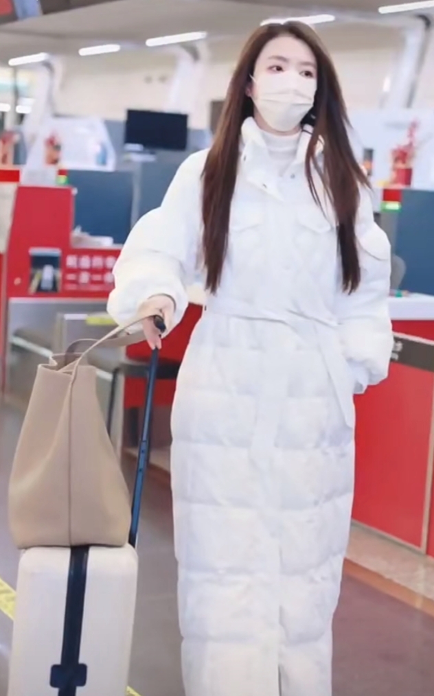 李云霄穿长款白色羽绒服漂亮又优雅