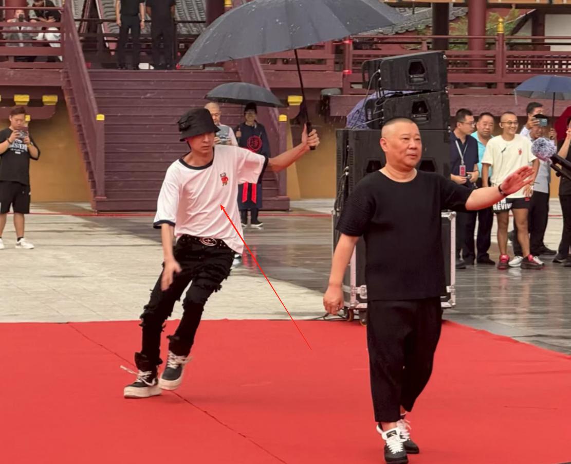 德云社新剧开机！秦霄贤皮包骨来回扭，岳云鹏靠边站，C位太抢眼