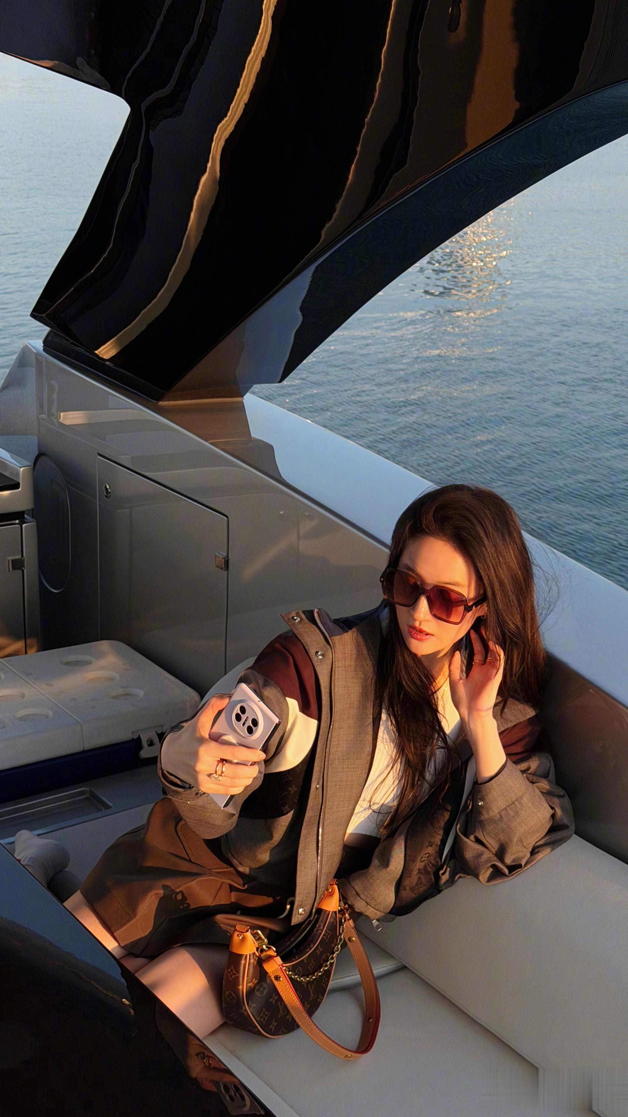 刘亦菲 阿布扎比代言人，海水映照的柔光，成了最相配的画卷。