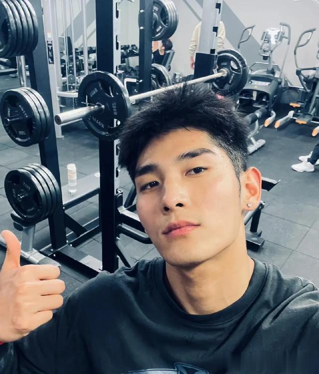 梁浩川是体育生，他也是一位非常优秀的男演员。