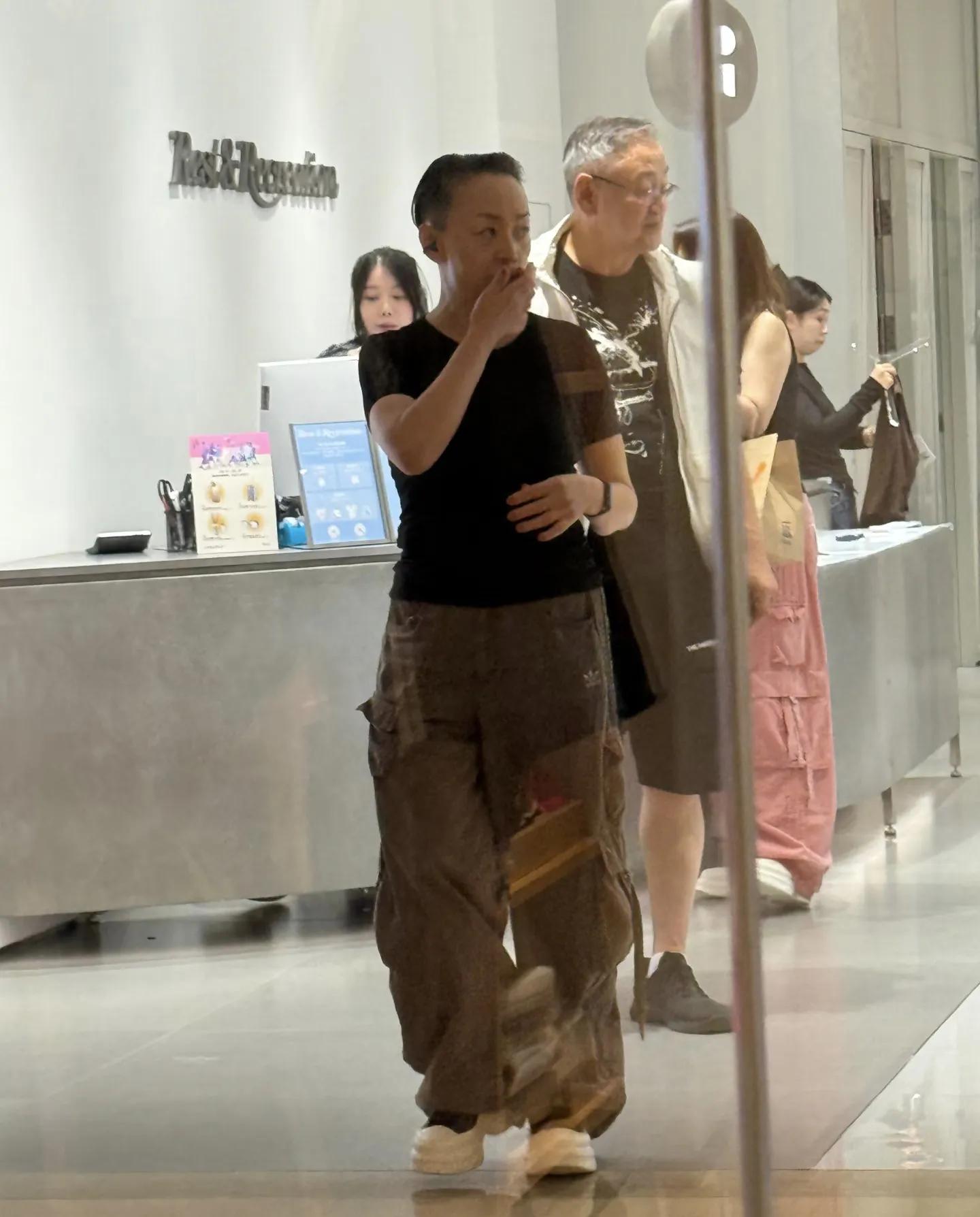 宋丹丹全家人在三里屯逛街,她和儿媳穿同款衣服,婆媳俩非常亲近