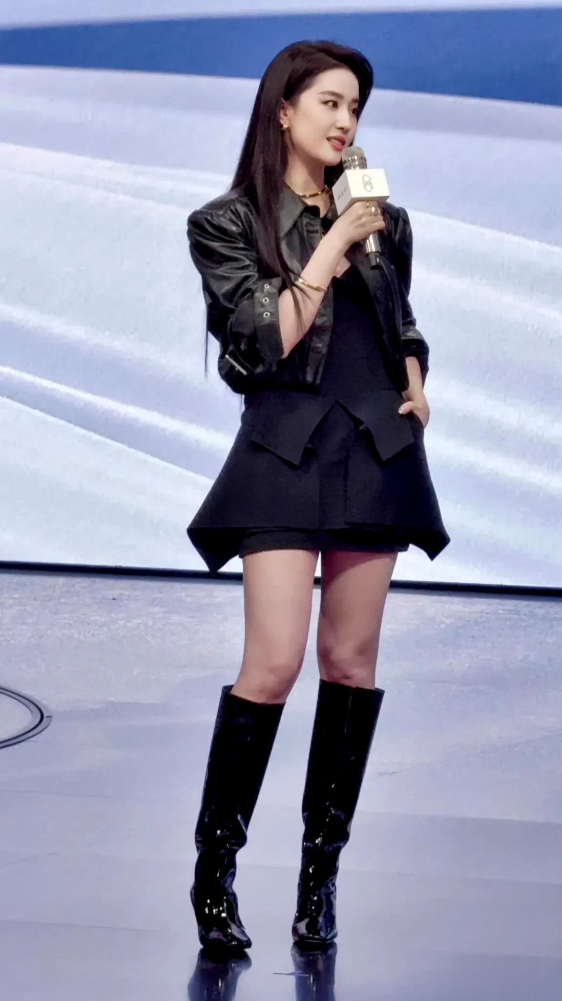 刘亦菲|成都线下活动路透黑色皮衣+短裙长靴,酷girl状态好