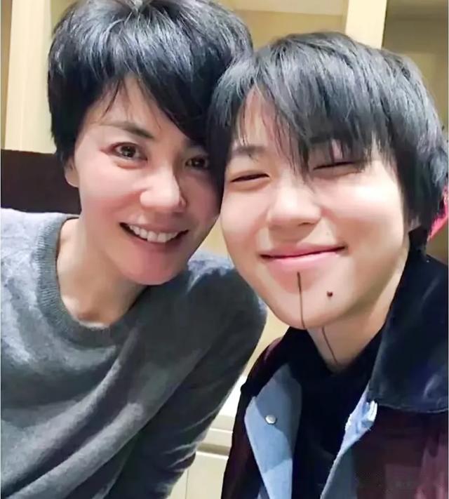 28岁窦靖童穿裙子现身,气质神似王菲,长发造型很淑女