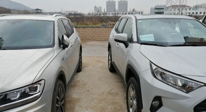 荣放RAV4与途观L停在一起，两大厂畅销SUV颜值最直观对比