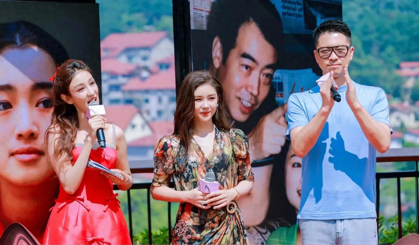 李小萌和老公同框,40岁的她脸又小又嫩,上半身丰满但下半身很胖