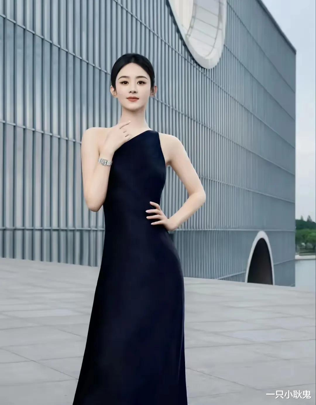 冯绍峰深夜紧急带儿子就医，赵丽颖素颜飞奔赶到，夫妻默契分工合作！