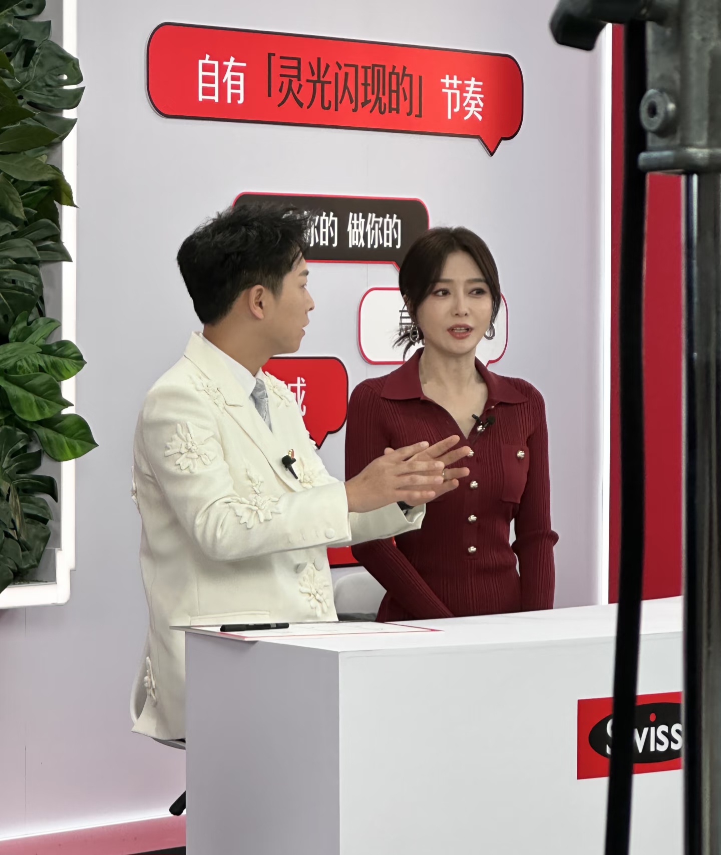 秦岚今日现身京东总部，一身酒红色紧身裙，腰细腿长身材又薄又翘