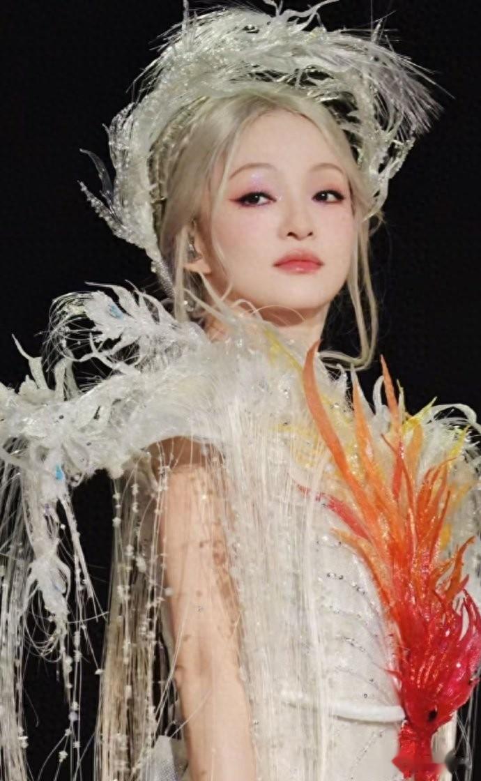 裁员裁到大动脉?张韶涵的团队变动,藏着职场最真实的真相