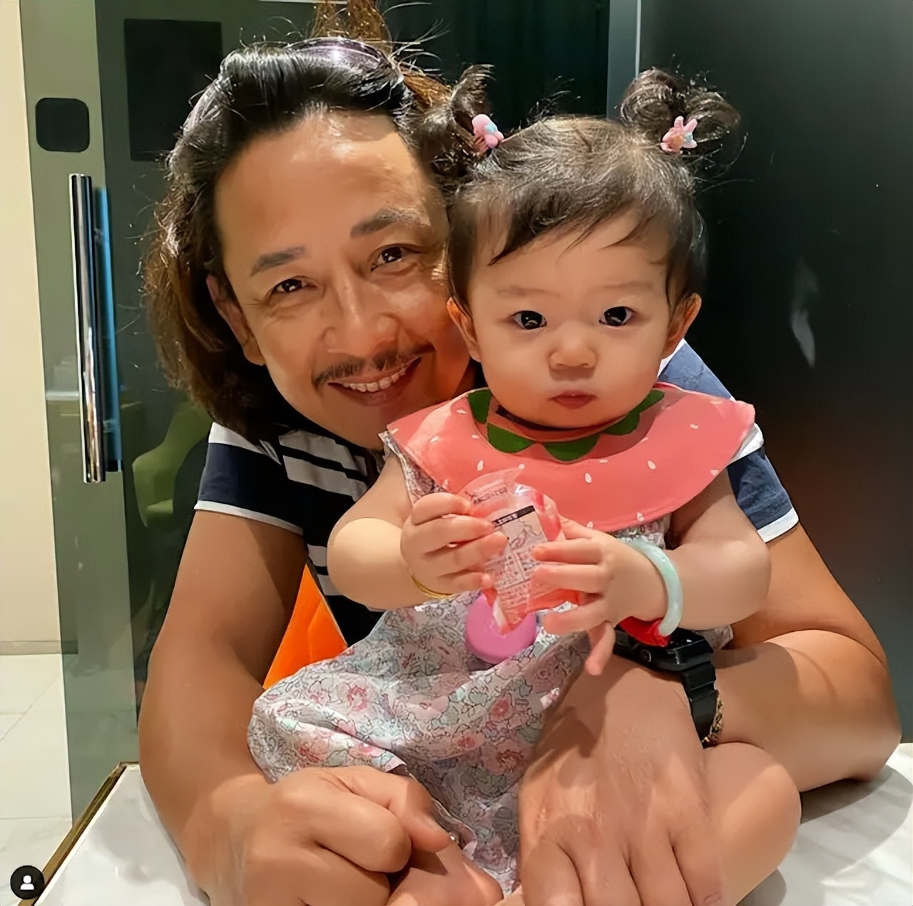 前TVB男星感恩母亲留遗产,太太高龄诞女赞女人好伟大