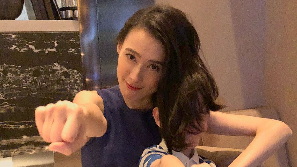 梁洛施北京街头牵手新欢，获爱子提前庆生母爱深厚