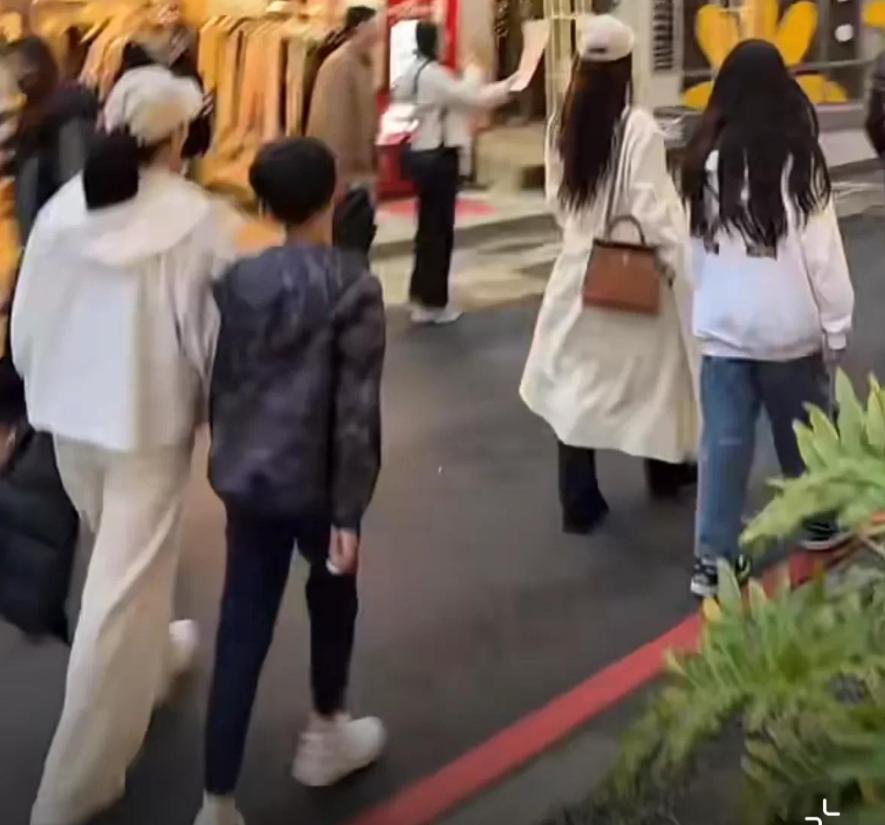 汪小菲一家元旦吃夜市逛街!12岁玥儿黏爸爸,和马筱梅牵手似闺蜜