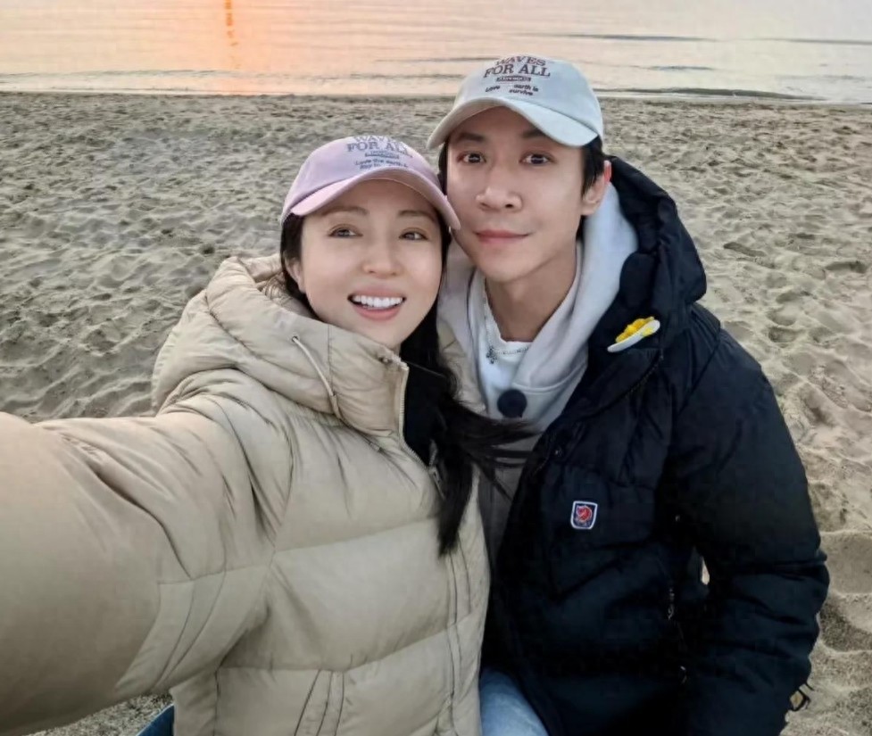 张维伊机场坐头等舱！戴着卡地亚项链背着董璇的包，有了偶像包袱