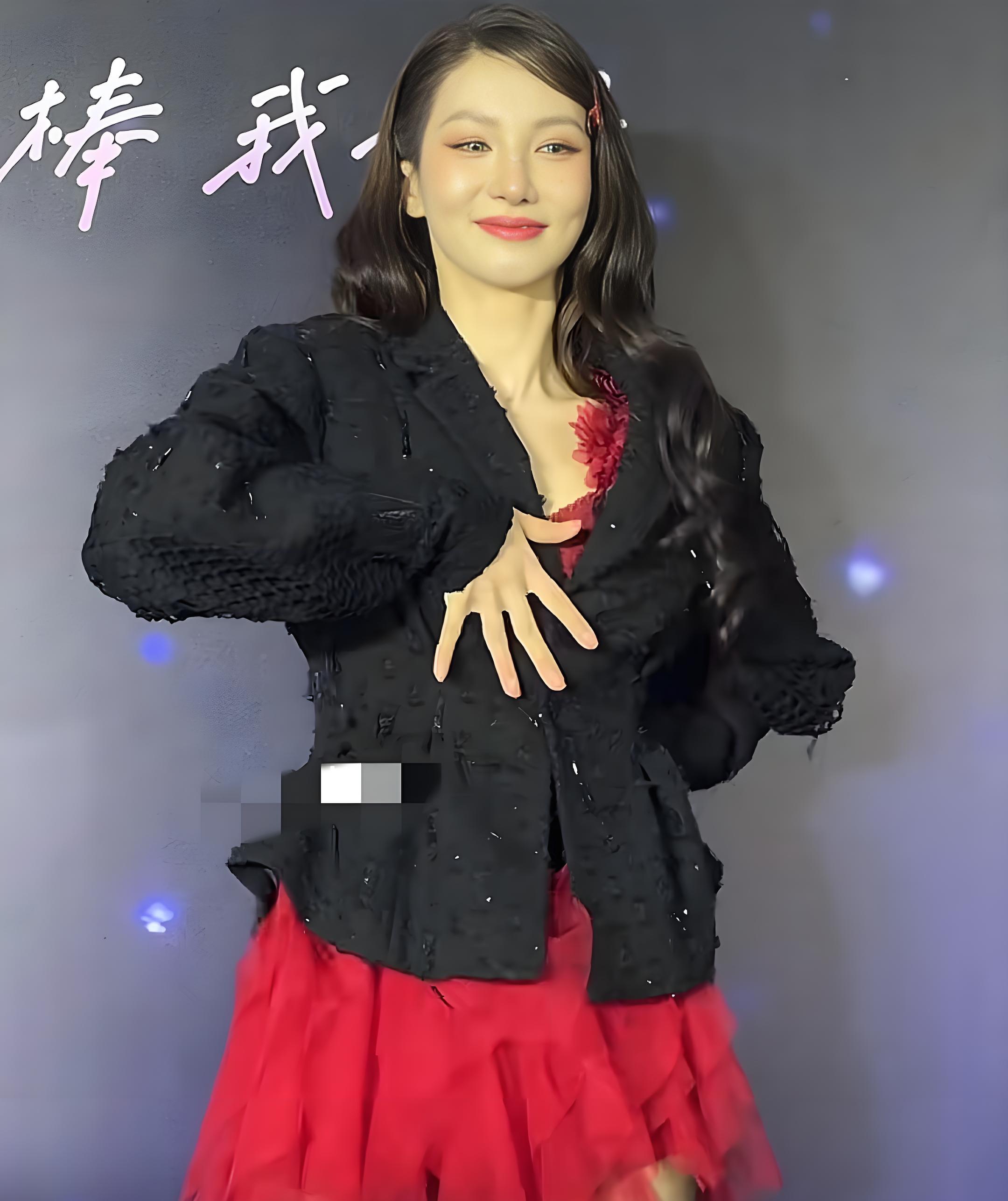 35岁金晨最新露面认不出，浓妆艳抹似泰星，网友震惊:这是本人？