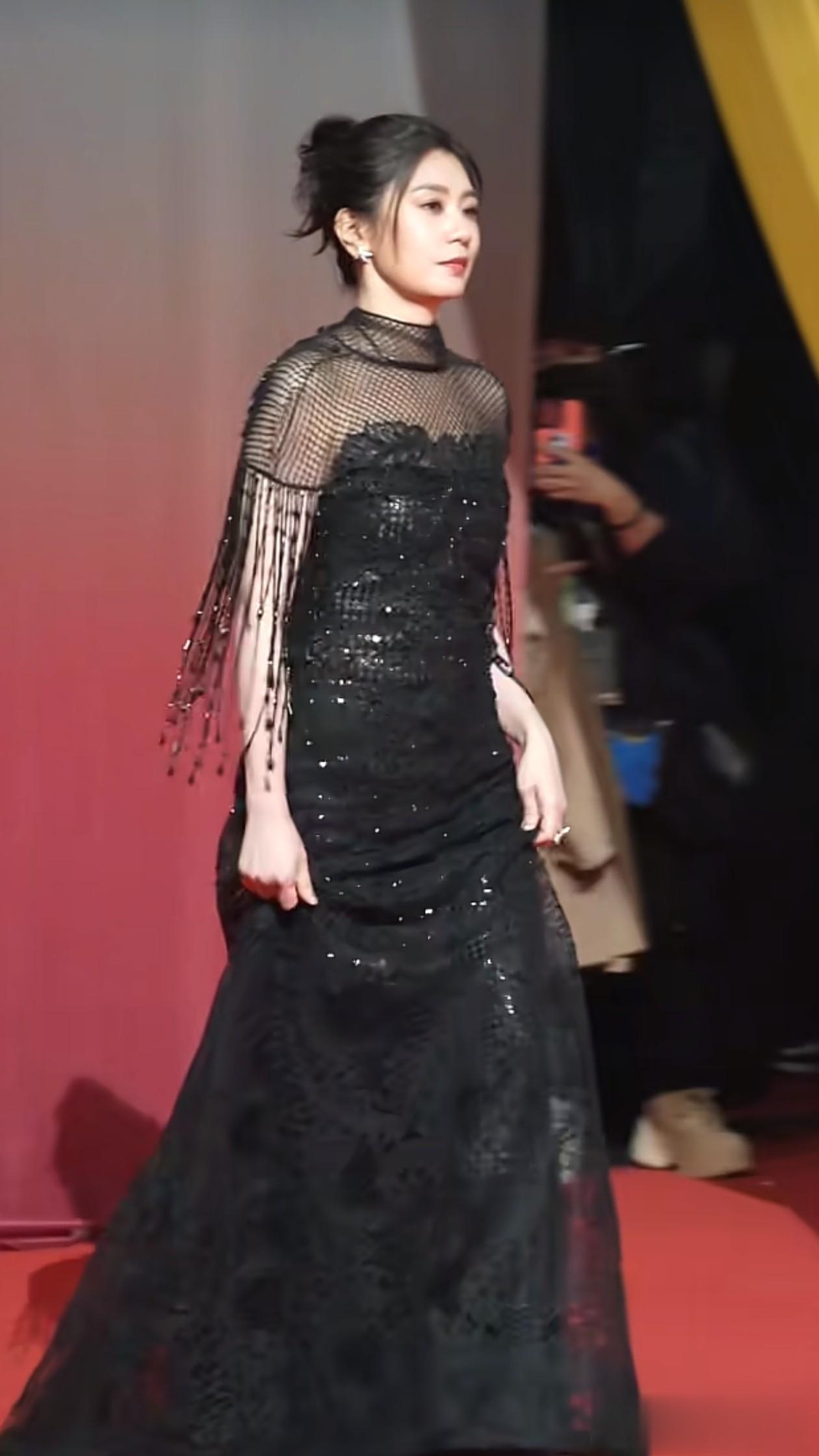 51岁贾静雯红毯穿搭:丸子头+黑色露背裙,减龄高级,颜值真抗打