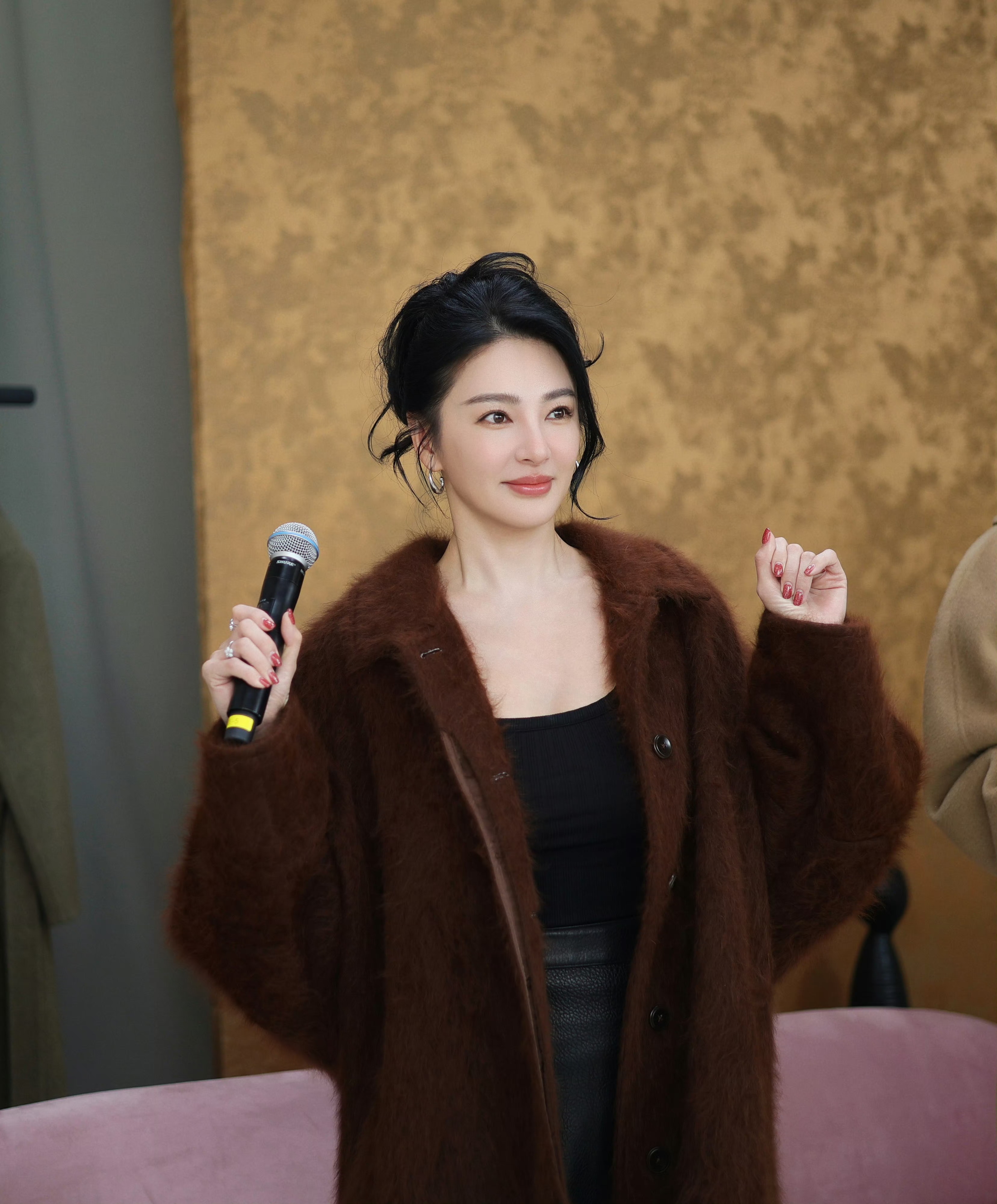 张雨绮，皮草露大长腿，又辣又甜