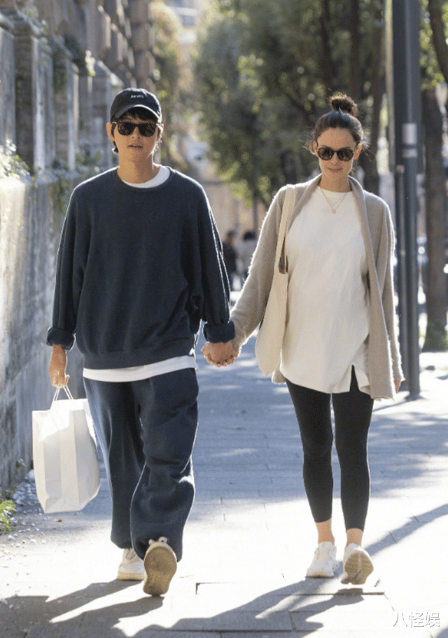 宋仲基英国被偶遇,脸像发酵的面包素颜好糙,与粉丝合影更像素人