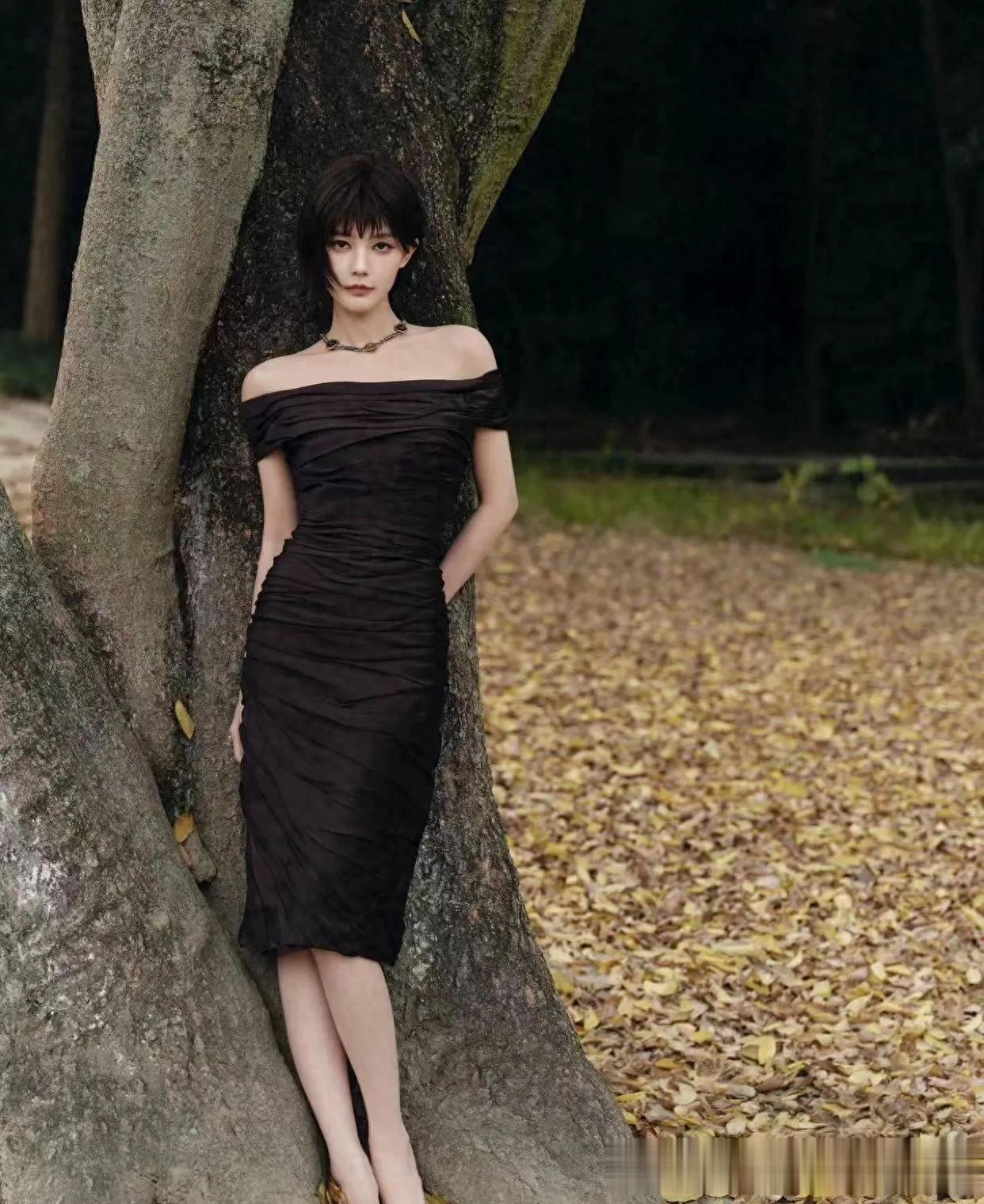 李一桐剪了短发像换了个人！一袭黑色露肩裙好高级，差点认不出！