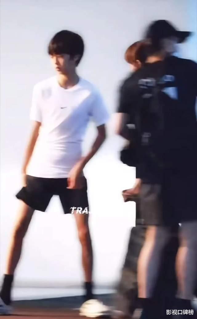 邓超一家外出,14岁等等瘦成“竹竿”,右腿一瘸一拐疑似受伤