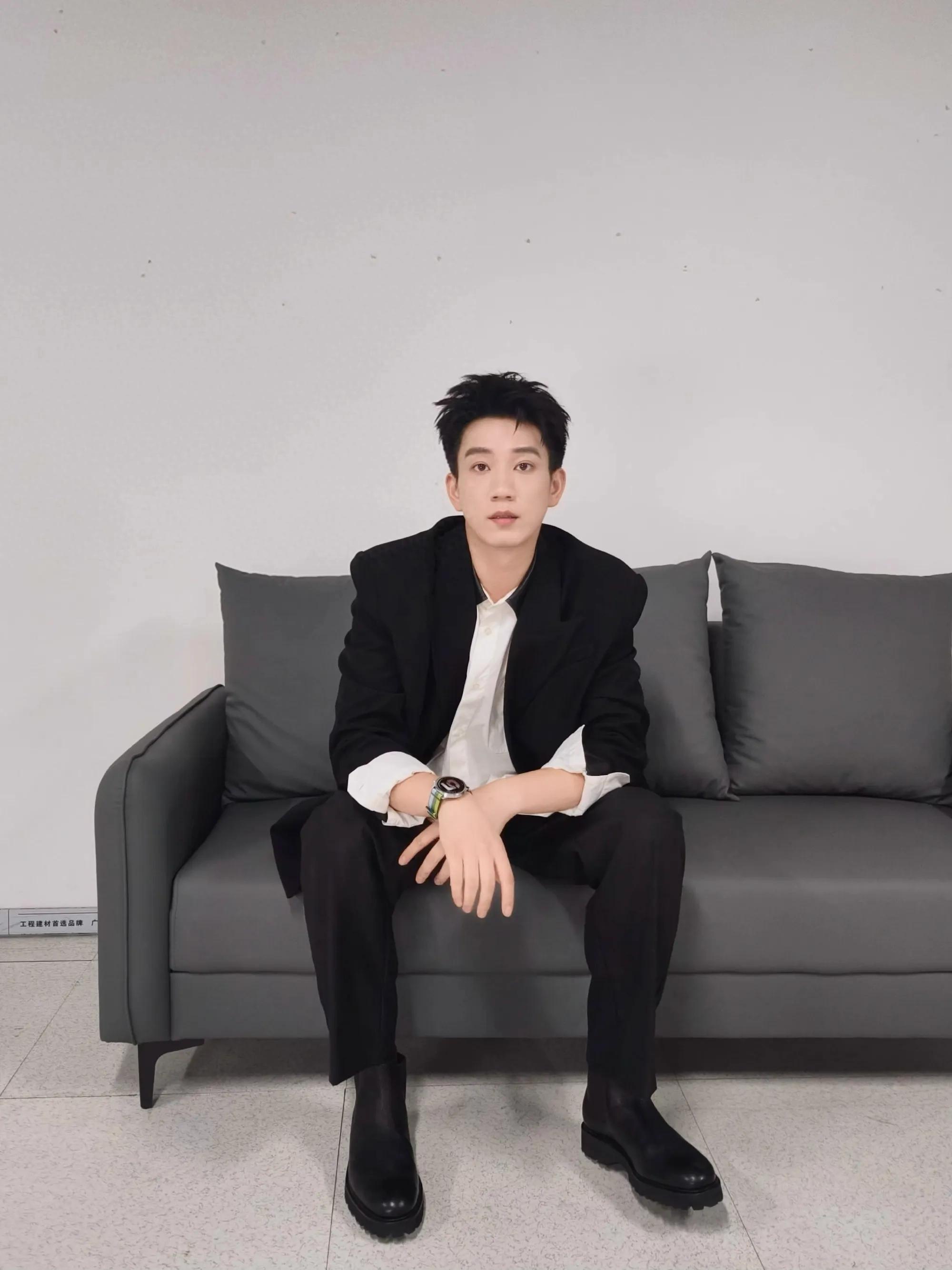 知名演员丢烟头出车外，两小时火速致歉