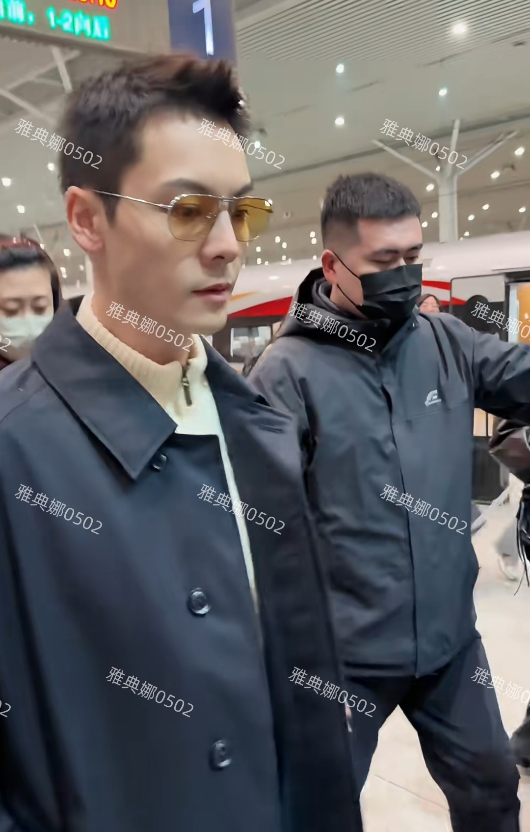 好离谱去沈阳的高铁上排队上厕所，门一打开居然是陈伟霆本人超帅