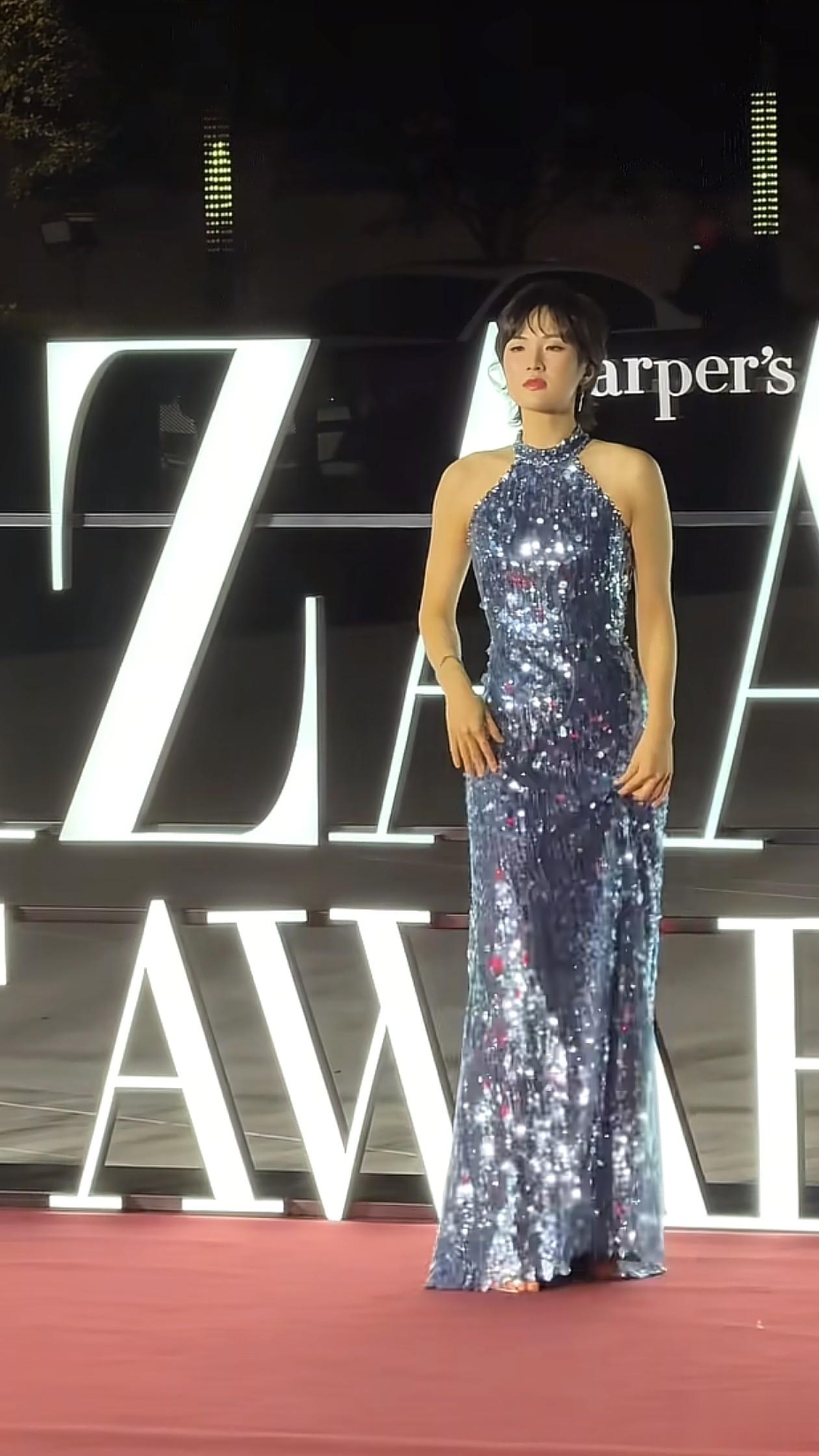 姚安娜现身活动:短发+蓝色亮片裙,气场全开,网友直呼像巩俐