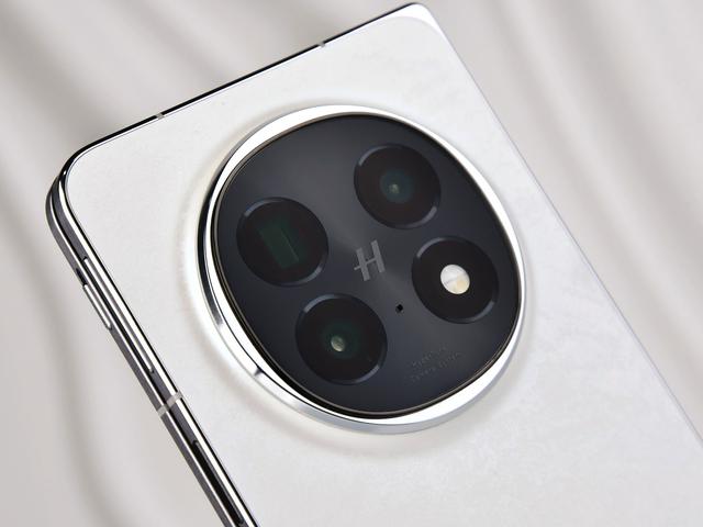 從堆料到減負，今年的大折疊為何執著于輕薄？