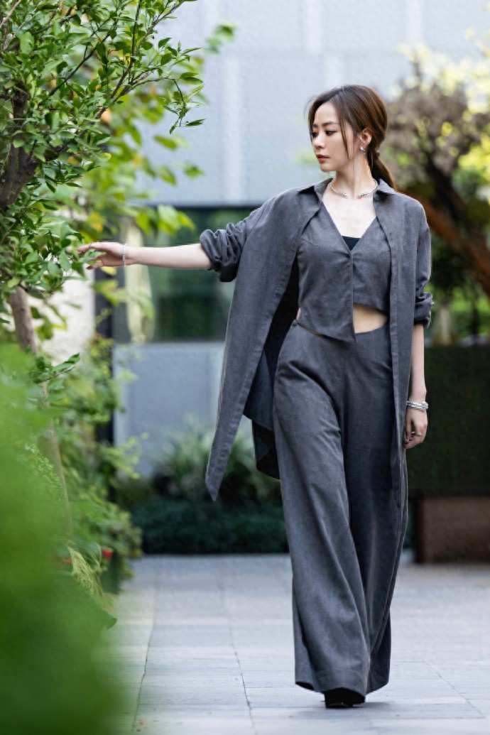 铁肺姐张靓颖！OL装太大气了！我给满分。