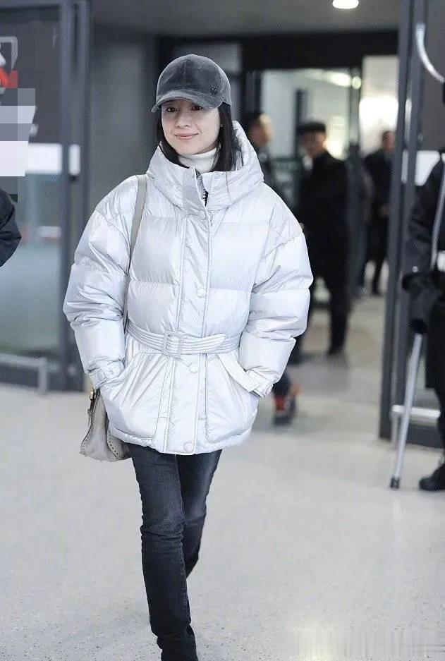 董洁机场私服真会穿!系腰羽绒服+牛仔裤+短靴,时髦洋气又高级!