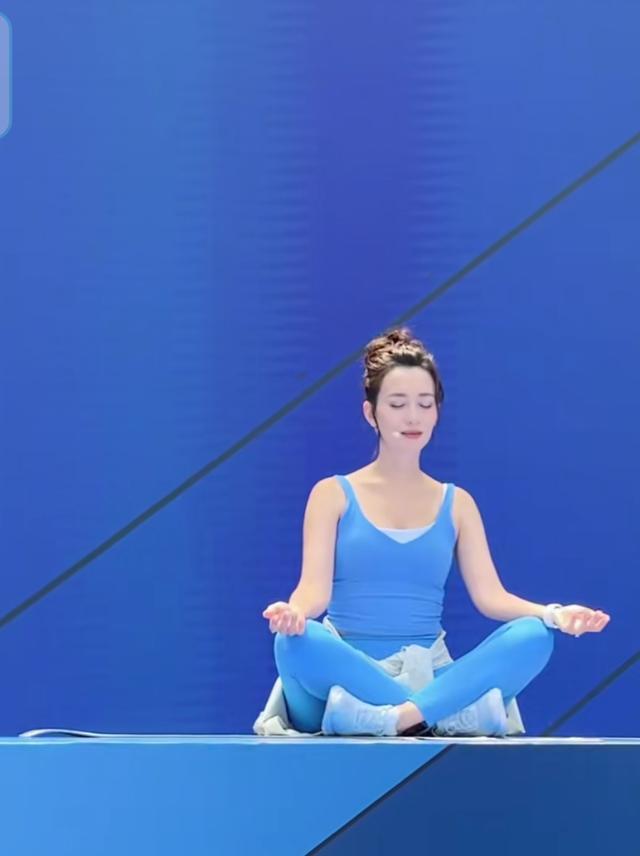 39岁卢靖姗二胎后首亮相!穿瑜伽服白到发光,四肢纤细仅肚子微凸