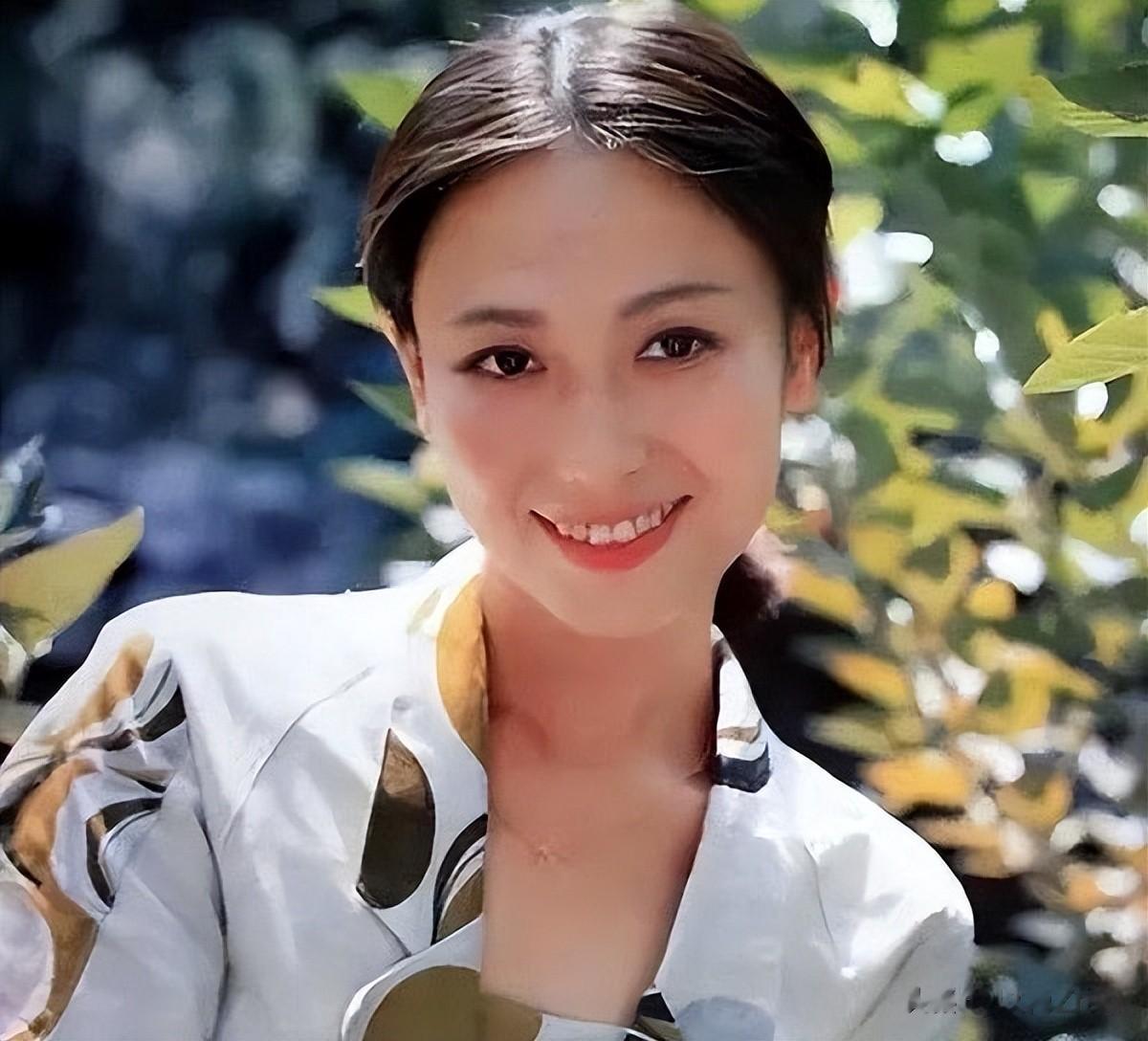 一婚丈夫嫌她太有名,二婚嫁豪门至今无子,今62岁被宠成\公主\