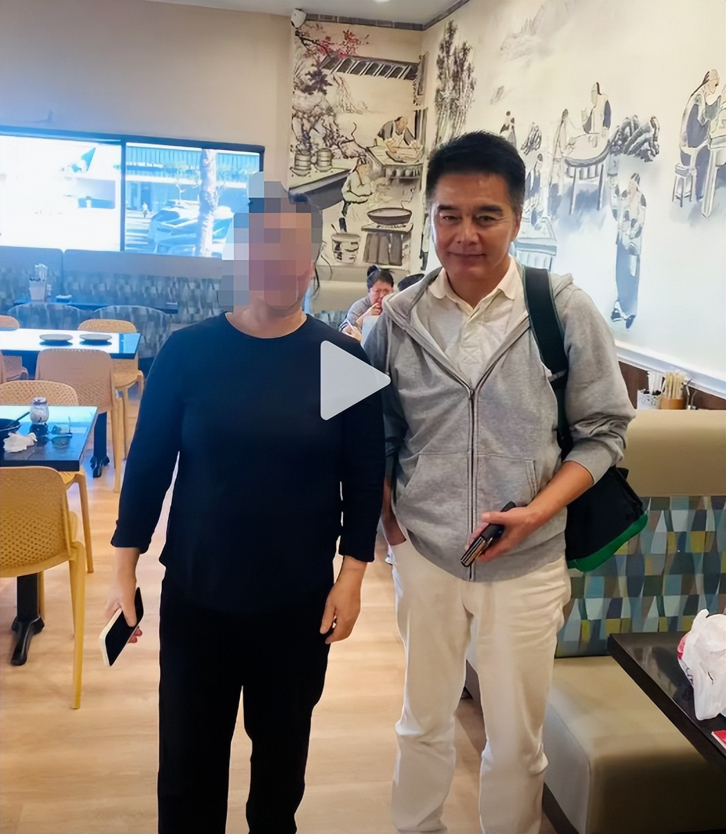 许亚军不参加前妻追悼式，评论区遭沦陷，3位明星被点名表扬