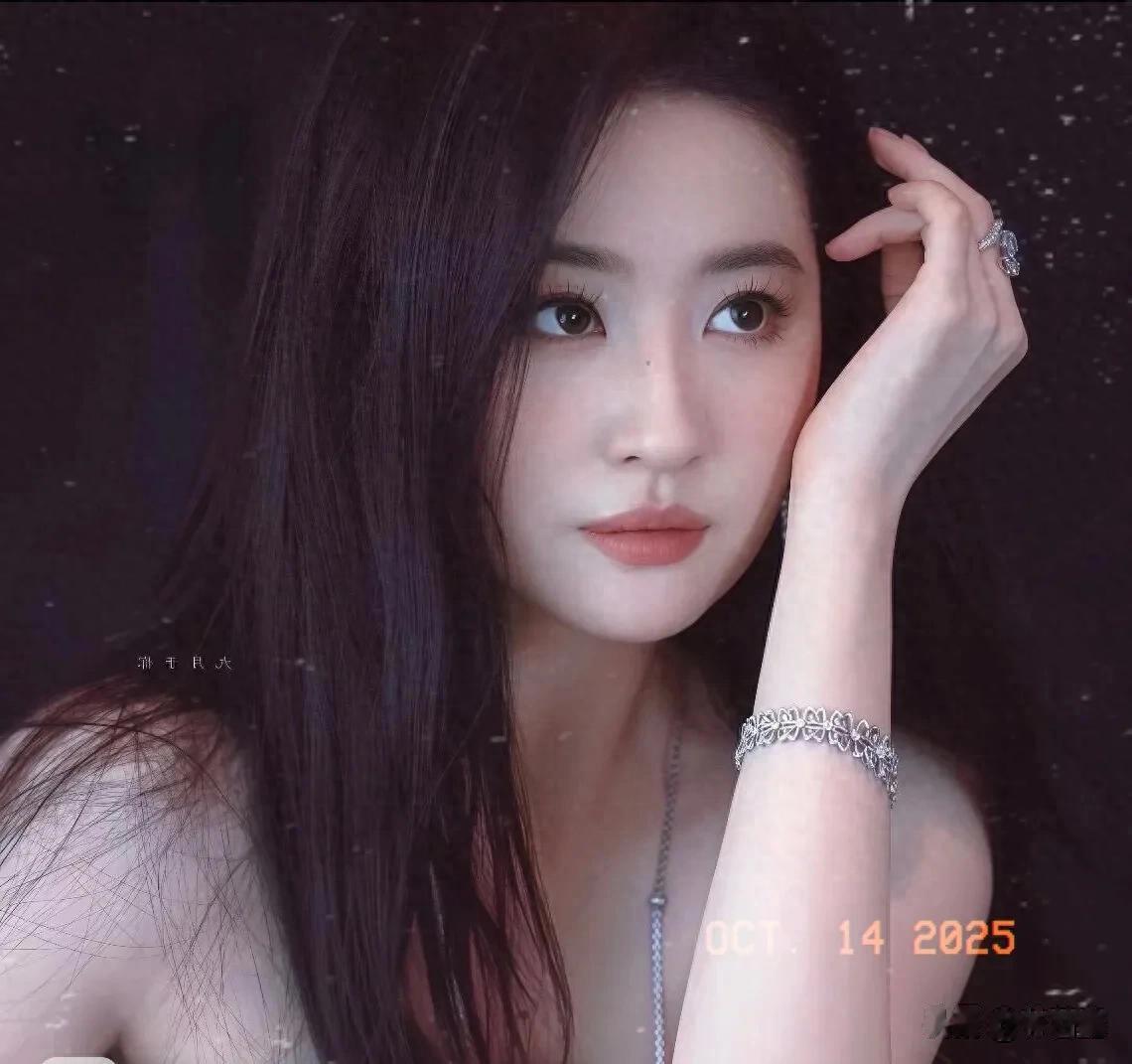 刘亦菲与妈妈和友人聚餐，素颜白的发光，吃完饭玩钻戒，很可爱！