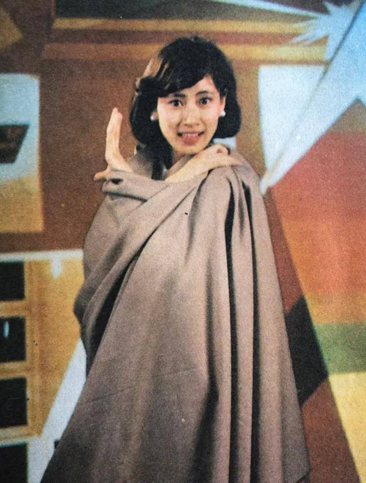 主持人燕子姐姐近况！69岁重返上海舞台，女儿是美国毕业的高材生