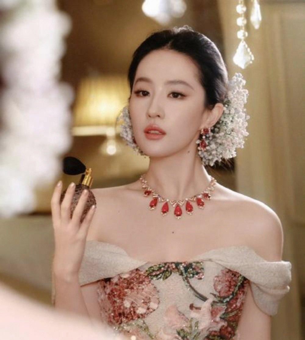 刘亦菲穿红礼服整体造型搭配，将她的美展现得淋漓尽致