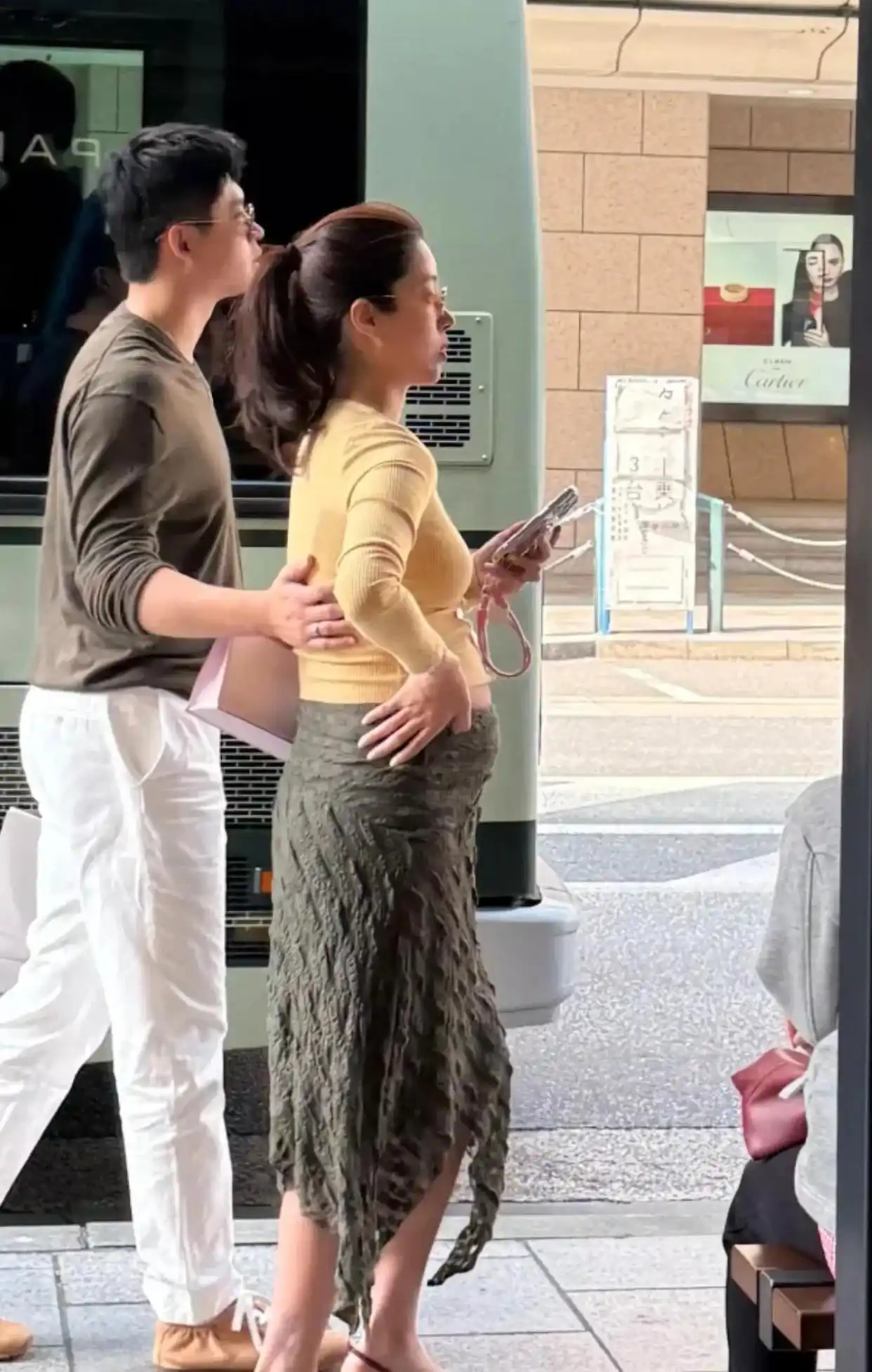 杨采钰被曝在日本低调待孕，黄外套撑起小腹弧度，这状态瞒不住了！