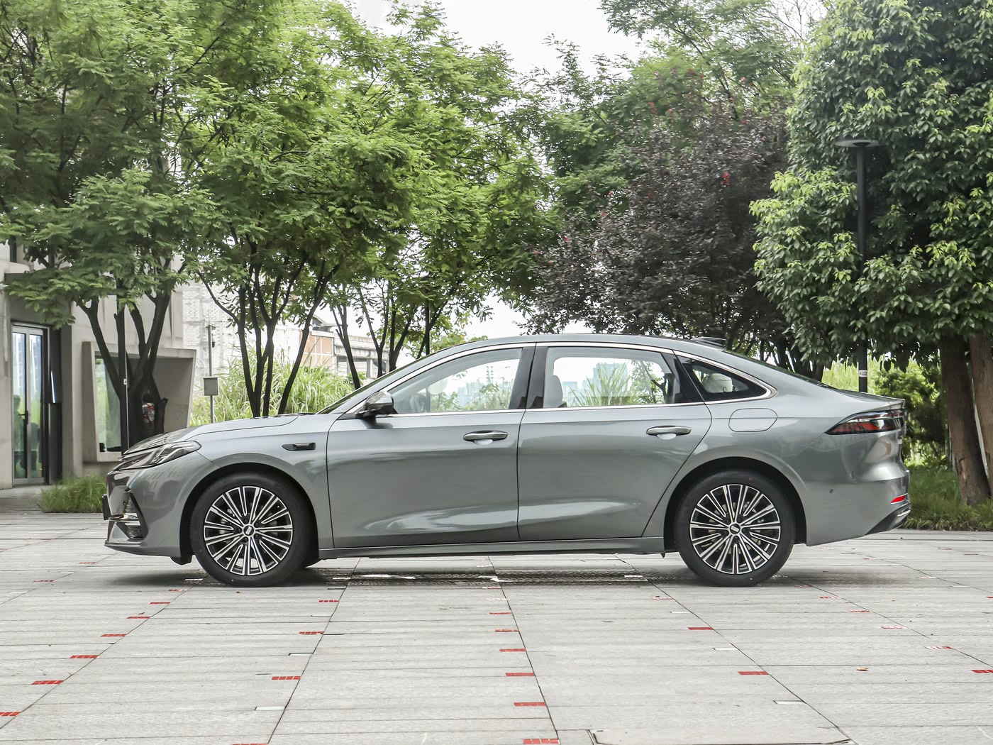 全新插电中型车亮相！动感外观亏电油耗2.67L，综合续航超2100km