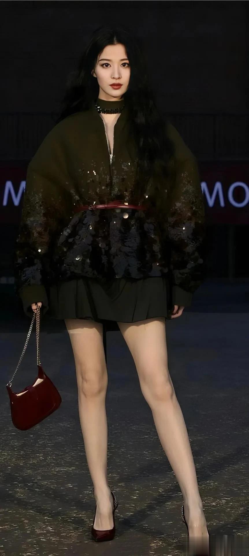 明星高清写真鉴赏|王楚然,红韵橄榄裙,勾勒长腿线条!