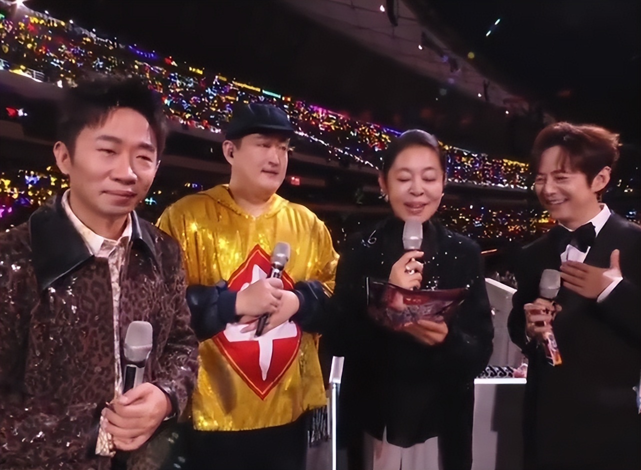 跨年晚会镜头好真实，明星全露怯，戚薇脸僵，陈都灵肿，朱迅怎么长这样了