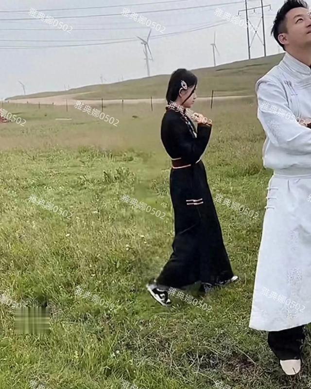 汪小菲兑现承诺带一对儿女到内蒙大草原,小玥儿的背影像极了大S!