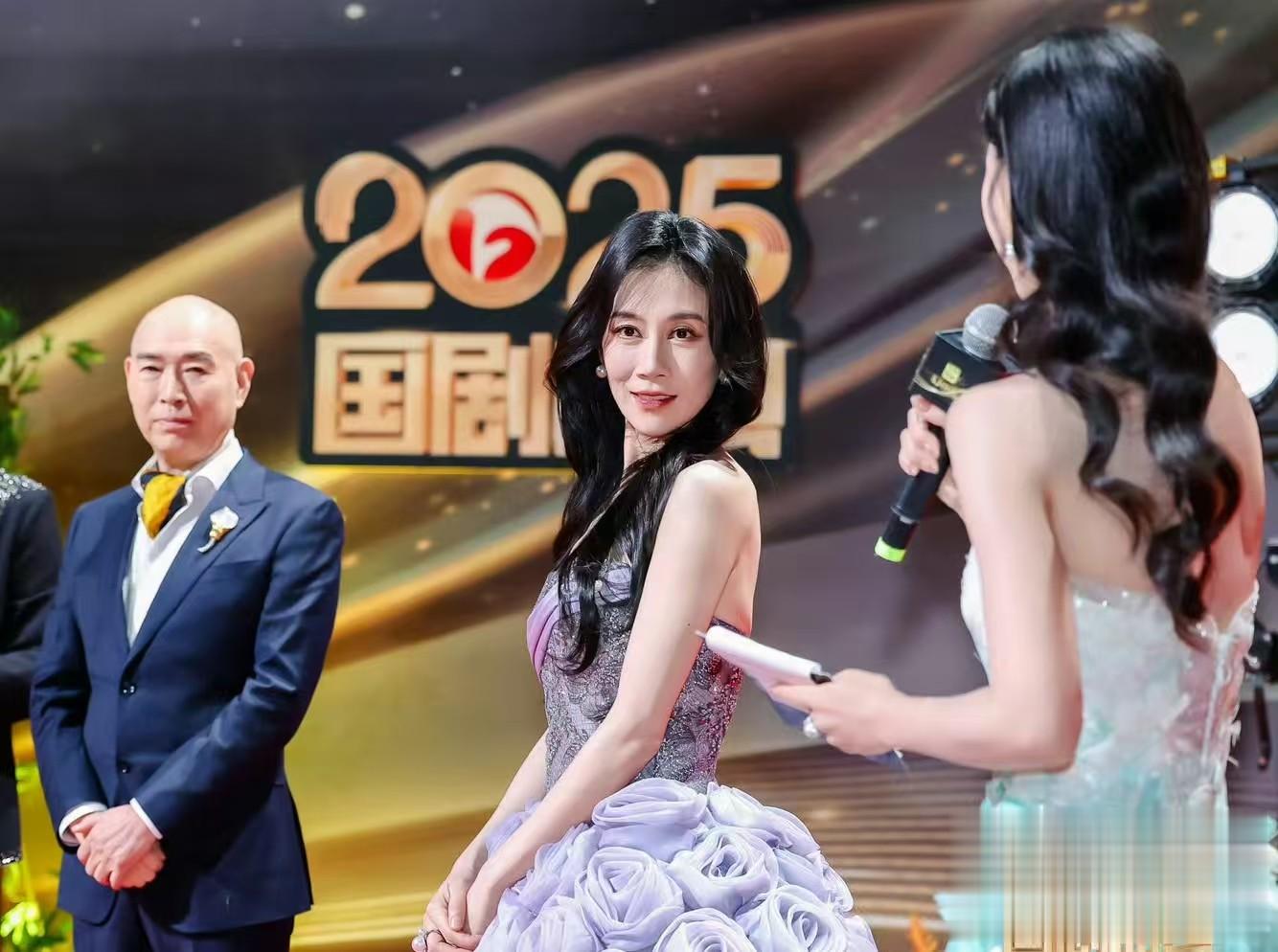 聚焦2025国剧盛典红毯：陈都灵素雅，张雨绮明艳，吴宣仪甜美